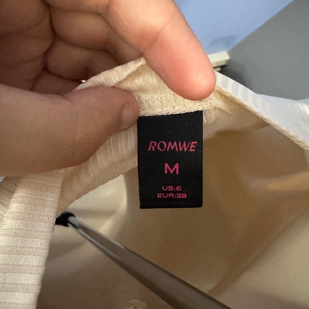ROMWE Cream Ribbed Crop Top - Picture 2 of 2